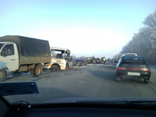 В районе г. Чебоксар столкнулись автобус, иномарка и грузовик: двое погибли, семеро пострадали